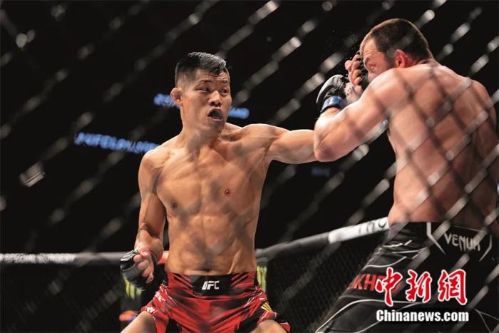 7月16日，2022UFC格斗之夜美国纽约站，李景亮(左)和穆斯里穆在比赛中。当日，在比赛的第二回合，李景亮先是后手重拳击倒对手，随后地面砸击TKO获胜，收获本场大战胜利。受访者供图

