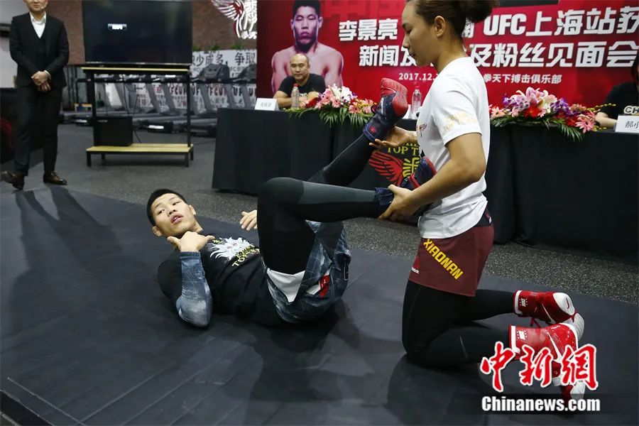 李景亮在粉丝见面会上讲解比赛规则与技巧。富田 摄